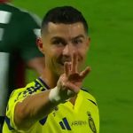 Cristiano Ronaldo célèbre un but avec son fils lors d'un match à Al-Nassr