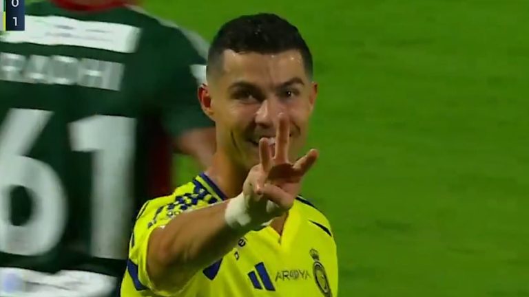 Cristiano Ronaldo célèbre un but avec son fils lors d'un match à Al-Nassr