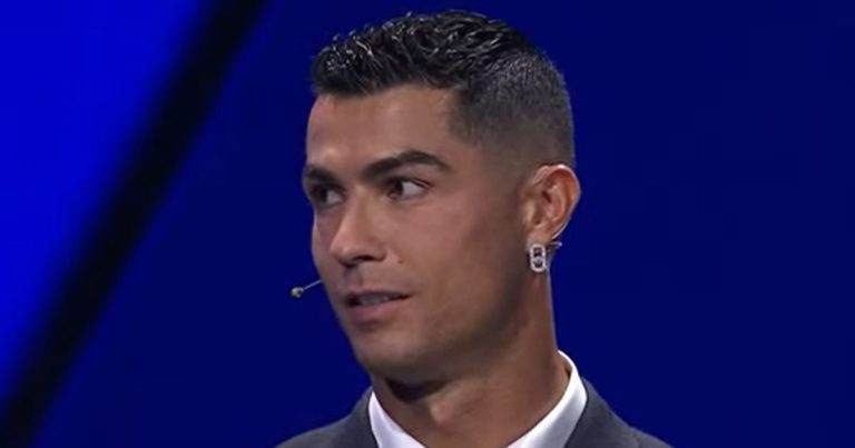 Cristiano Ronaldo s'excuse en riant auprès de Gianluigi Buffon