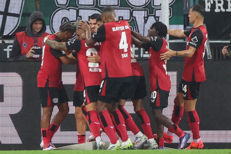 El Bayer Leverkusen saca una victoria agónica en un estreno loco en Mönchengladbach