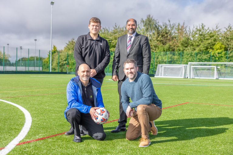 Inauguration d'un nouveau terrain de football à Worcester