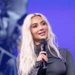 Kim Kardashian s’invite au Real Madrid et prend la pose avec ce célèbre joueur