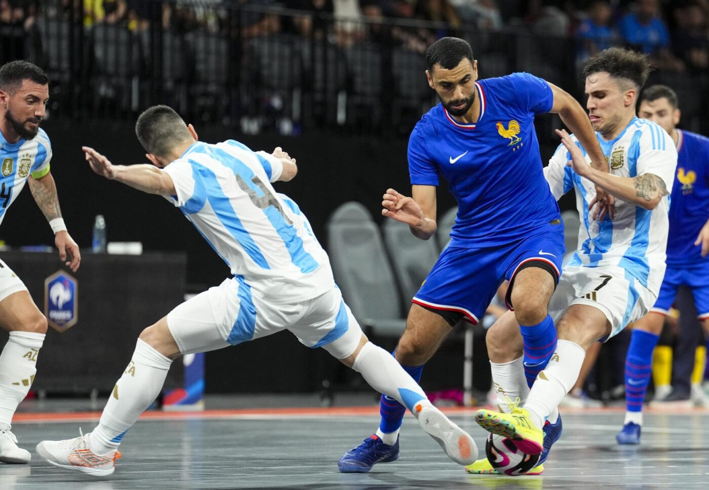 L'équipe de France rend hommage au foot de quartier