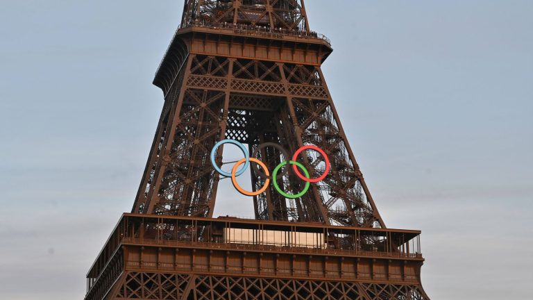 La polémique des anneaux olympiques sur la tour Eiffel