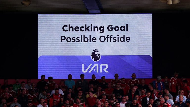 La technologie semi-automatisée de hors-jeu retardée en Premier League