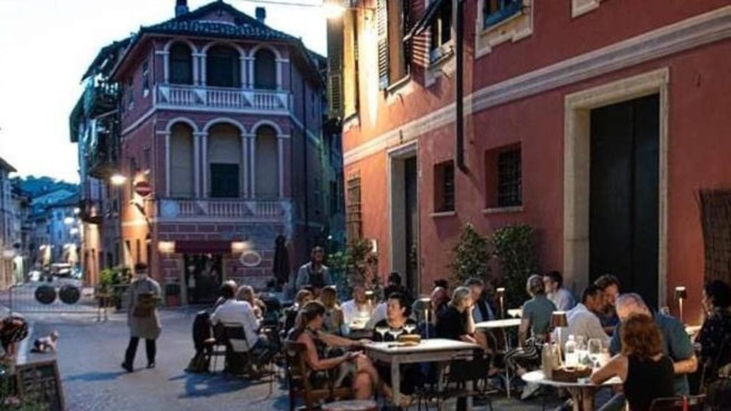 Le strade di Gavi si trasformano in un ristorante per aiutare l’asilo