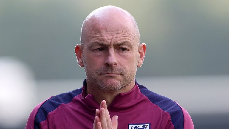 Lee Carsley ne chantera pas l'hymne avant le match contre l'Irlande