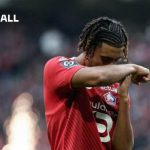 Leny Yoro de Manchester United marche sans béquilles après sa blessure