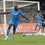 Lukaku lideró remontada del Napoli ante un Parma sin portero en el descuento