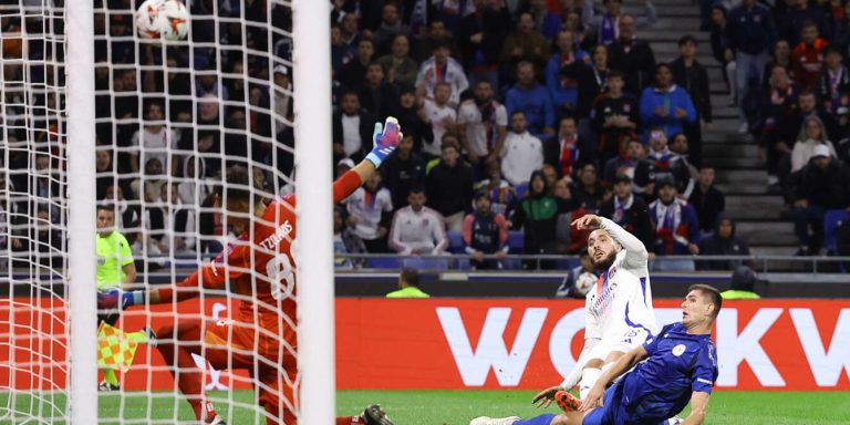 Lyon s'impose contre l'Olympiakos en Ligue Europa (2-0)