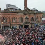 Marche bruyante des fans de FC Twente vers Old Trafford