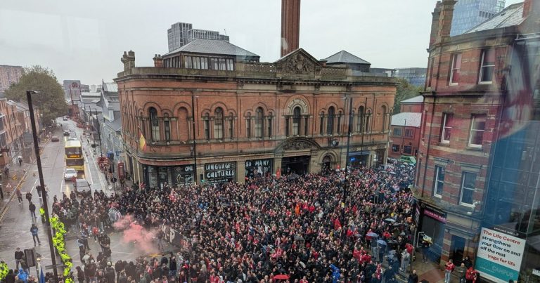 Marche bruyante des fans de FC Twente vers Old Trafford