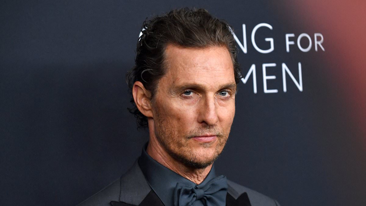 Matthew McConaughey impressionne avec ses talents de footballeur