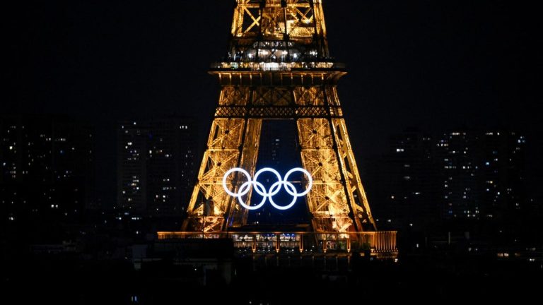 Paris 2024 : les anneaux olympiques "vont rester sur la tour Eiffel" après les Jeux, annonce Anne Hidalgo