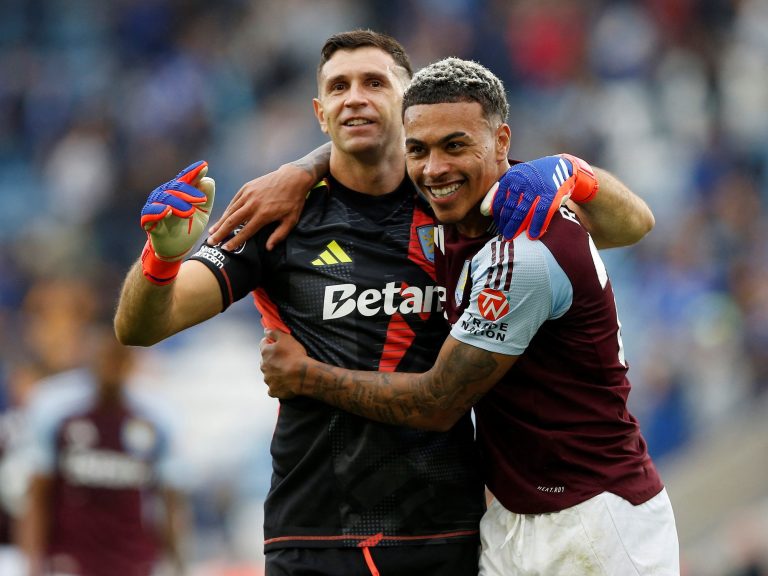 Premier League: Aston Villa logró un gran triunfo en su visita a Leicester, pero Dibu Martínez se fue masticando bronca