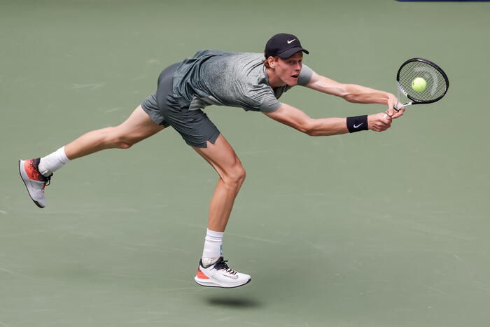 Sinner atteint la finale des US Open après une victoire acharnée