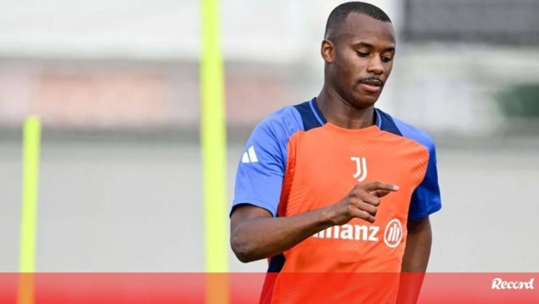 Tiago Djaló vai a Roma, não assina, sai chateado do hotel e regressa à Juventus - Juventus - Jornal Record