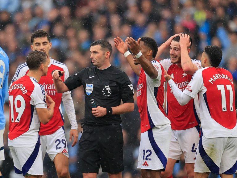 Trossard ne entend pas le sifflet avant son carton rouge contre Man City