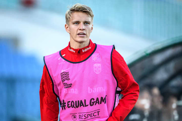 Martin Odegaard échauffement avant le match