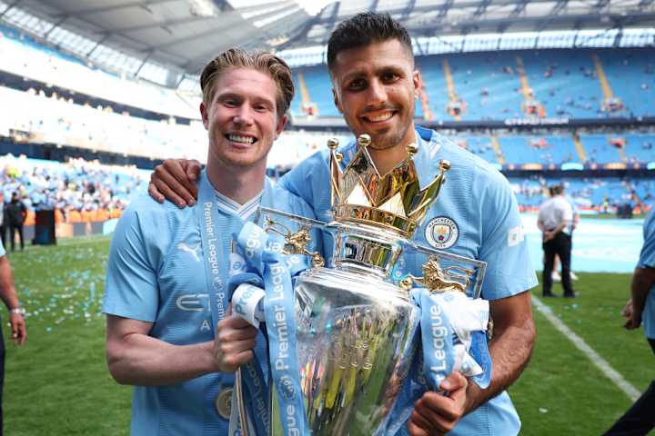 Rodri tenant le titre de Premier League avec Kevin De Bruyne