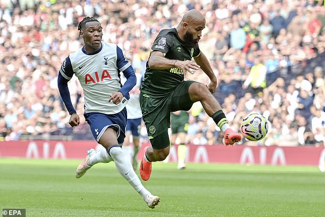 Mbeumo (droite) a marqué pour laisser les fans et les joueurs de Spurs 'sous le choc'