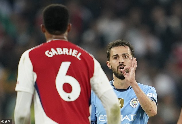 Bernardo Silva gesticulant vers Arsenal