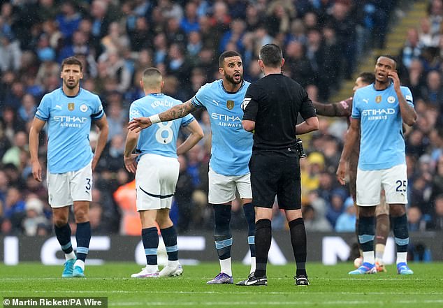 Kyle Walker et ses coéquipiers de Man City furieux après l'égalisation