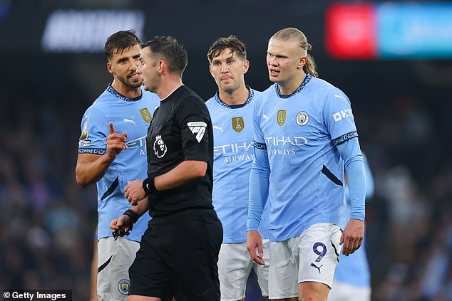 Les joueurs de Man City furieux contre l'arbitre