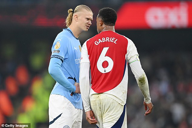 Haaland lance le ballon sur Gabriel Magalhaes après l'égalisation de Stones.