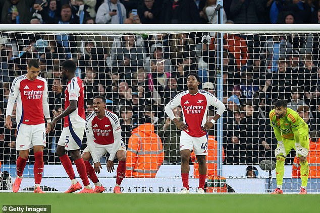 Les joueurs d'Arsenal dévastés après avoir encaissé un but à la fin.