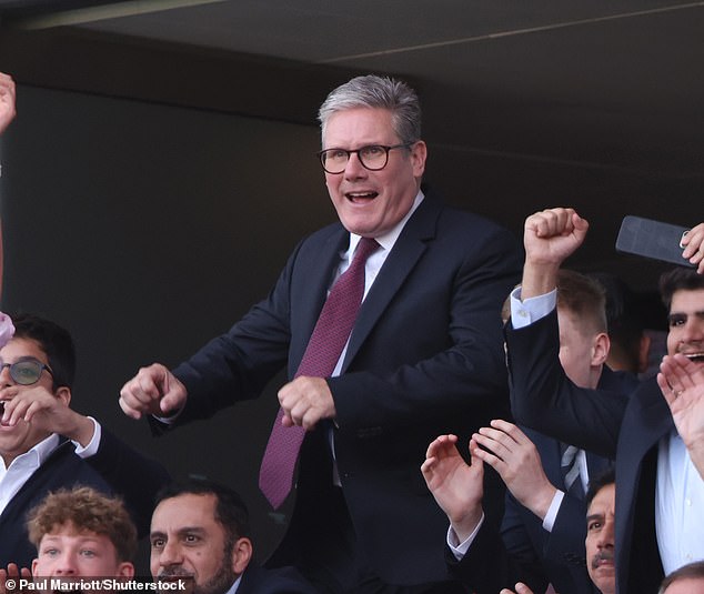 Keir Starmer célèbre le deuxième but d'Arsenal lors d'un match contre Wolverhampton.