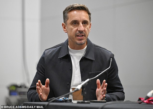 Gary Neville met en garde contre les histoires alarmantes créées par la Premier League.