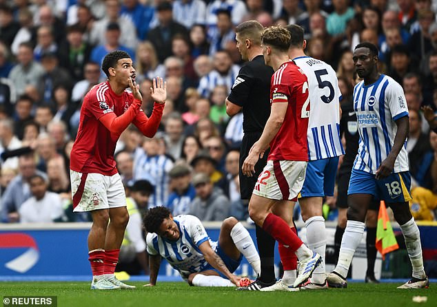 Gibbs-White proteste après un tacle contre Joao Pedro