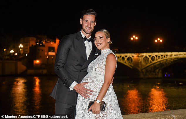 Sergio Rico et sa femme Alba Silva, attendant leur premier enfant, se dirigent vers le Qatar