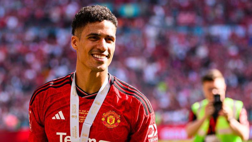 Raphaël Varane à Wembley portant sa médaille de vainqueur de la finale de la FA Cup