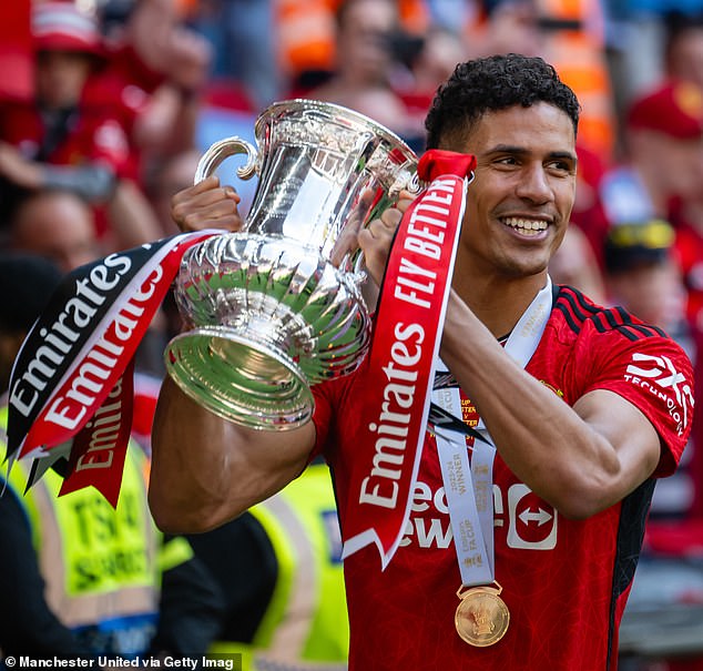 Varane avec les trophées à Manchester United