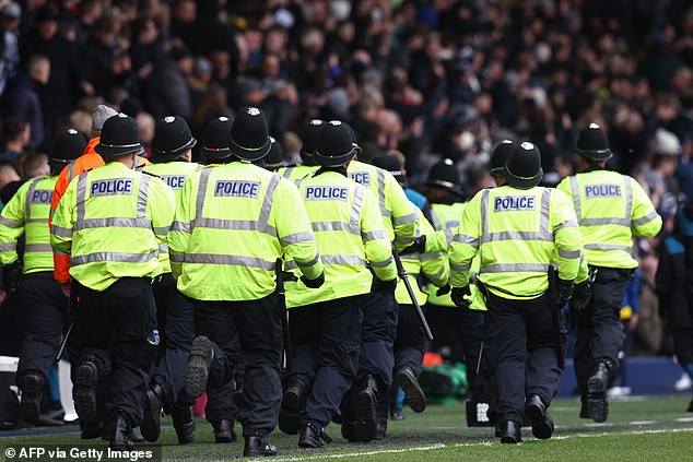 Le match de la FA Cup entre West Brom et Wolves a été suspendu en raison de troubles à la foule