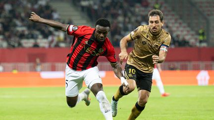 Youssouf Ndayishimiye au duel avec Mikel Oyarzabal lors de Nice-Real Sociedad en Ligue Europa, le 25 septembre 2024, à l'Allianz Riviera. (MIGUEL MEDINA / AFP)