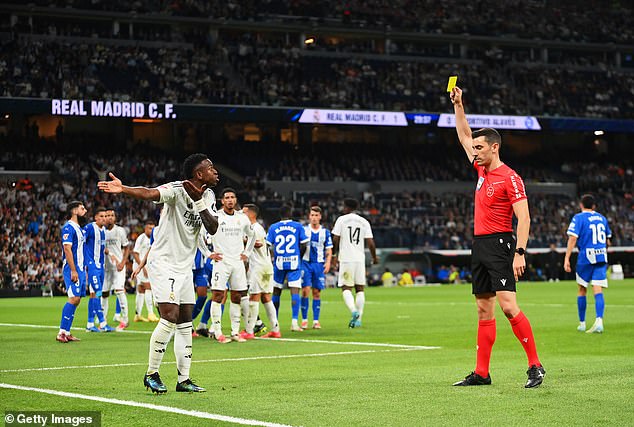 Vinicius David avec des cartons