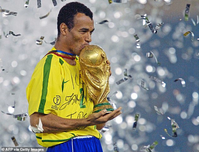 Cafu embrassant la Coupe du Monde