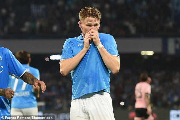 Scott McTominay embrassant le blason de son maillot Napoli après son but