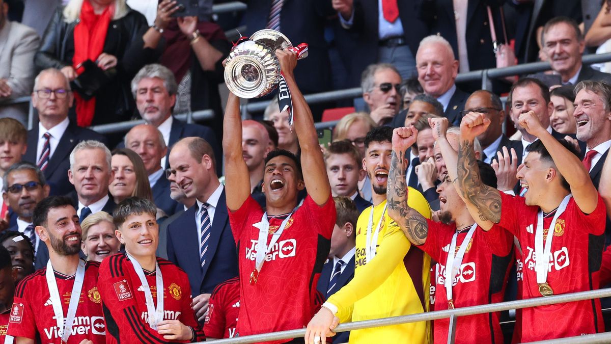 Raphaël Varane soulevant le trophée de la FA Cup après l'avoir remporté avec Manchester United