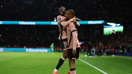 Ousmane Dembele célèbre le but de Bradley Barcola au Parc des Princes contre Rennes, le 27 septembre 2024. (FRANCK FIFE / AFP)