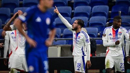 Rayan Cherki célèbre son but avec Lyon contre l'Olympiakos en Ligue Europa le 26 septembre 2024, au Groupama Stadium. (OLIVIER CHASSIGNOLE / AFP)