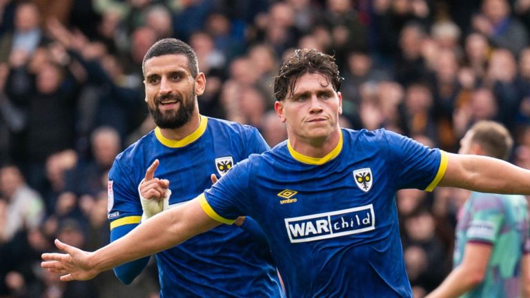 AFC Wimbledon s'impose 4-0 face à Carlisle après des problèmes de terrain