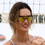 Alessandra Ambrosio brille lors d'un match de beach volley