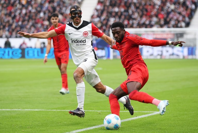 Alphonso Davies suscite l'intérêt de Manchester United