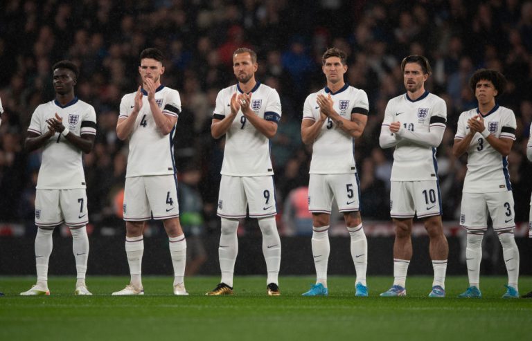 Angleterre et Grèce rendent hommage à George Baldock ce soir