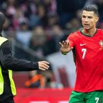 Cristiano Ronaldo éblouit en aidant un fan durant un match