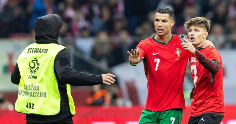 Cristiano Ronaldo éblouit en aidant un fan durant un match